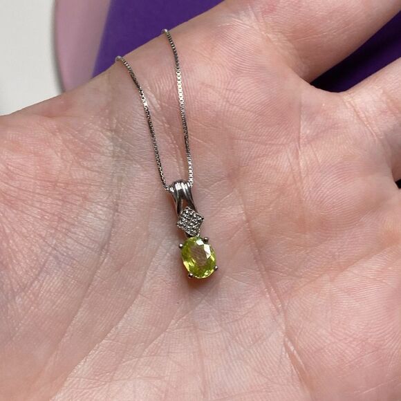 💛 10k & 9k White Gold Peridot & Diamond Pendant Necklace - Picture 5 of 9